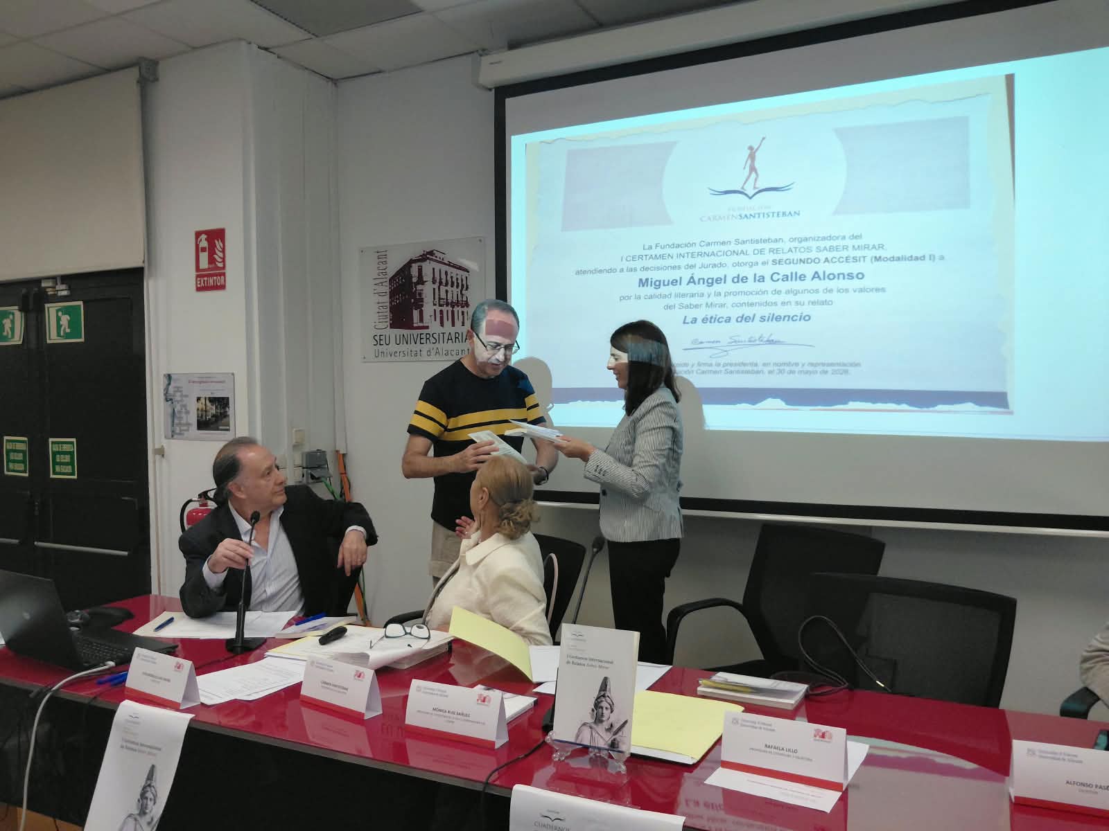 Miguel-Angel-de-la-Calle-recibe-su-premio
